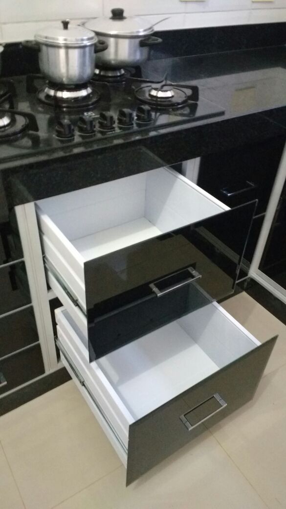 Armario em vidro preto com gavetão.jpeg Armario em vidro preto com gavetão.jpeg